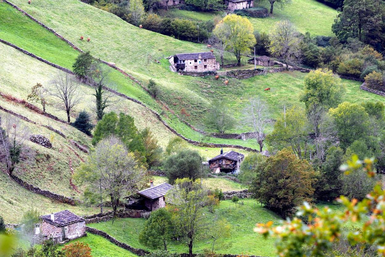 Prados, casas y cabañas en una típica estampa de paisaje de la región. 