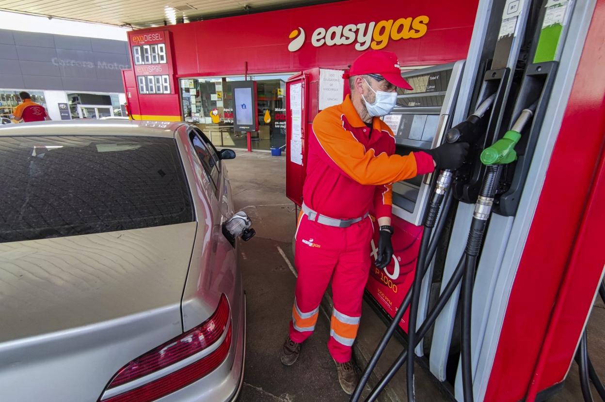 Un empleado se prepara para llenar el depósito de un vehículo en una gasolinera de Santander. 