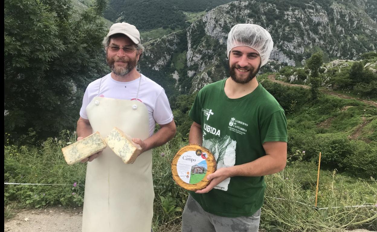 Javier y César Campo, en Tresviso, donde elaboran sus quesos. 