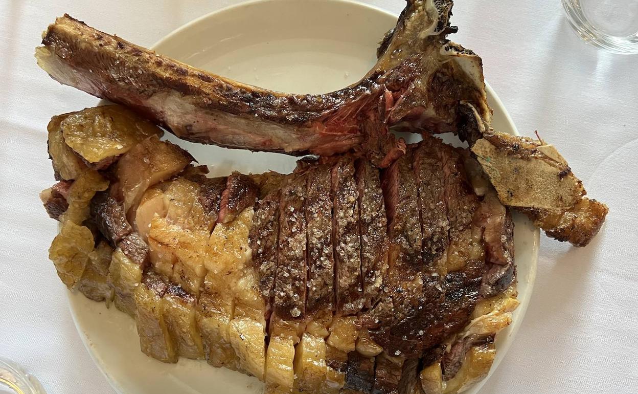 Chuletón de vaca tudanca, con el sello de calidad de Carnicería Quintana, en Cabezón de la Sal