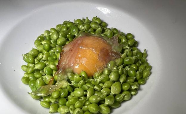 Guisantes con yema de huevo y un velo de panceta ibérica. 