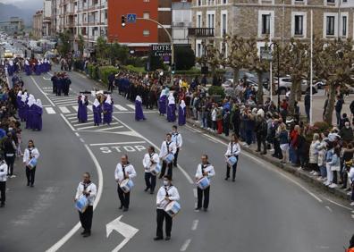 Imagen secundaria 1 - La procesión del Santo Entierro recorre San Vicente