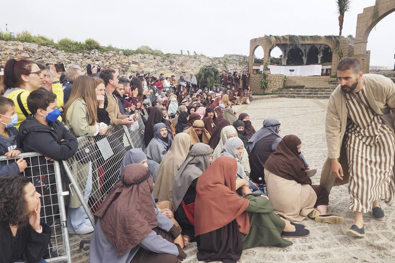 Alrededor de 700 vecinos recrean las últimas horas de Jesús de Nazaret en la fiesta más emblemática de la ciudad. Con renovada ilusión, después de dos años sin poder celebrarse, Castro Urdiales se convierte este Viernes Santo en el centro de la devoción de la Semana Santa en Cantabria.