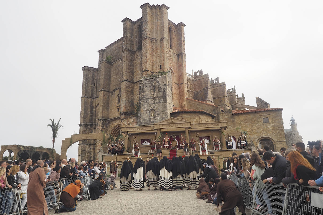 Alrededor de 700 vecinos recrean las últimas horas de Jesús de Nazaret en la fiesta más emblemática de la ciudad. Con renovada ilusión, después de dos años sin poder celebrarse, Castro Urdiales se convierte este Viernes Santo en el centro de la devoción de la Semana Santa en Cantabria.