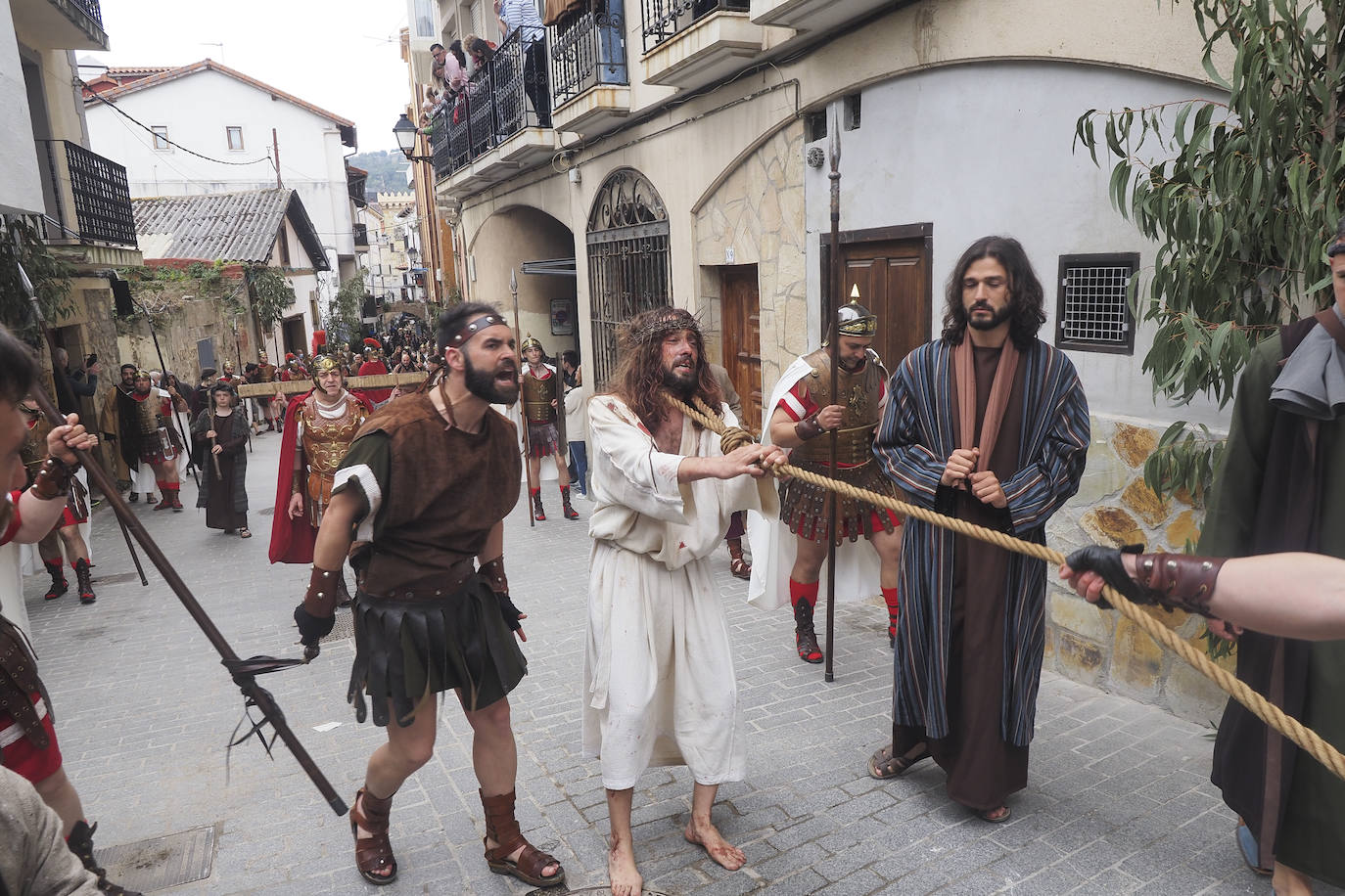 Alrededor de 700 vecinos recrean las últimas horas de Jesús de Nazaret en la fiesta más emblemática de la ciudad. Con renovada ilusión, después de dos años sin poder celebrarse, Castro Urdiales se convierte este Viernes Santo en el centro de la devoción de la Semana Santa en Cantabria.