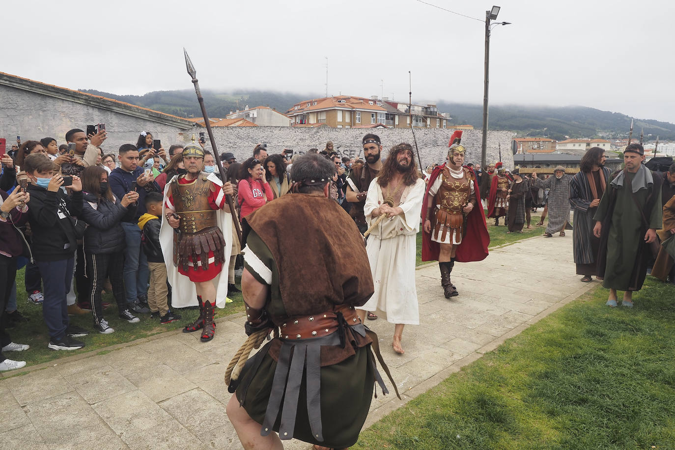 Alrededor de 700 vecinos recrean las últimas horas de Jesús de Nazaret en la fiesta más emblemática de la ciudad. Con renovada ilusión, después de dos años sin poder celebrarse, Castro Urdiales se convierte este Viernes Santo en el centro de la devoción de la Semana Santa en Cantabria.