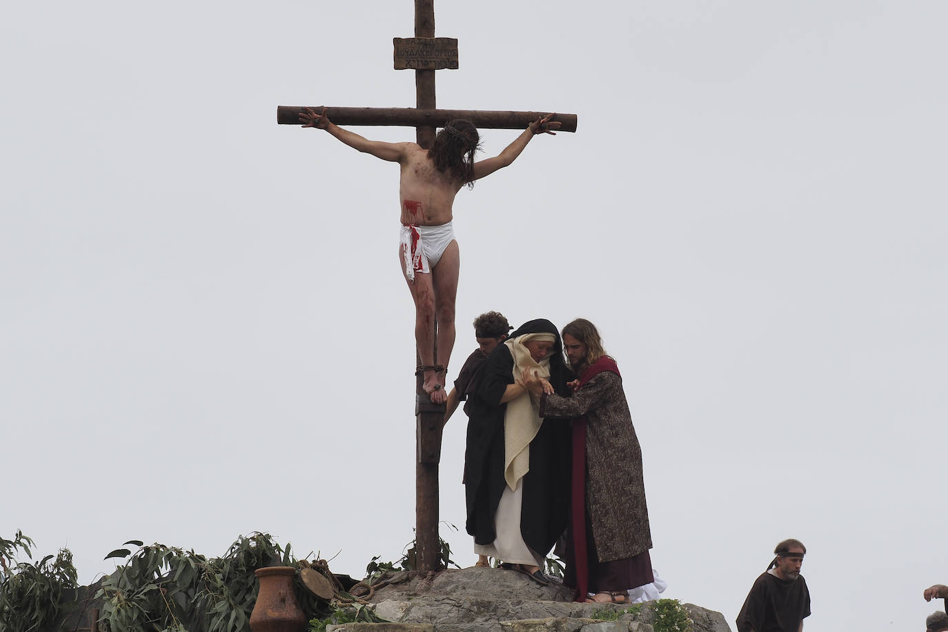 Alrededor de 700 vecinos recrean las últimas horas de Jesús de Nazaret en la fiesta más emblemática de la ciudad. Con renovada ilusión, después de dos años sin poder celebrarse, Castro Urdiales se convierte este Viernes Santo en el centro de la devoción de la Semana Santa en Cantabria.