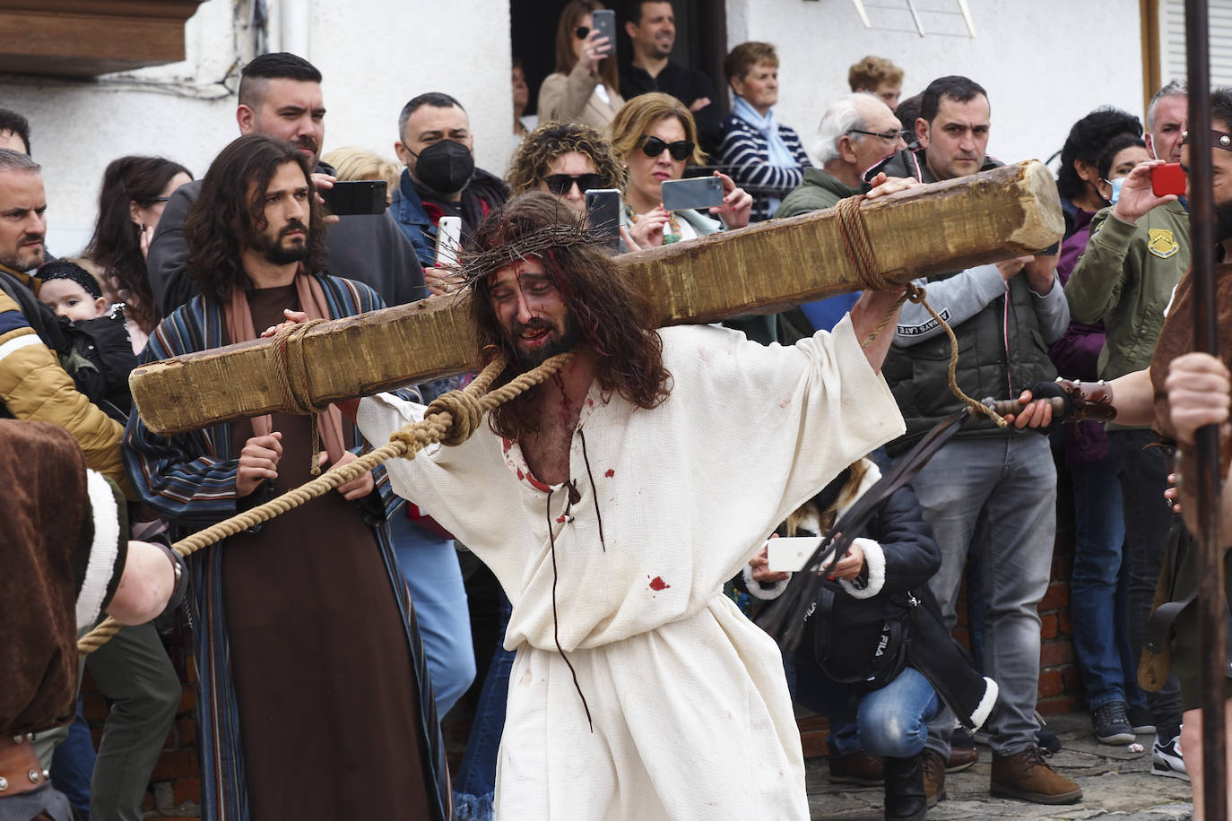 Alrededor de 700 vecinos recrean las últimas horas de Jesús de Nazaret en la fiesta más emblemática de la ciudad. Con renovada ilusión, después de dos años sin poder celebrarse, Castro Urdiales se convierte este Viernes Santo en el centro de la devoción de la Semana Santa en Cantabria.