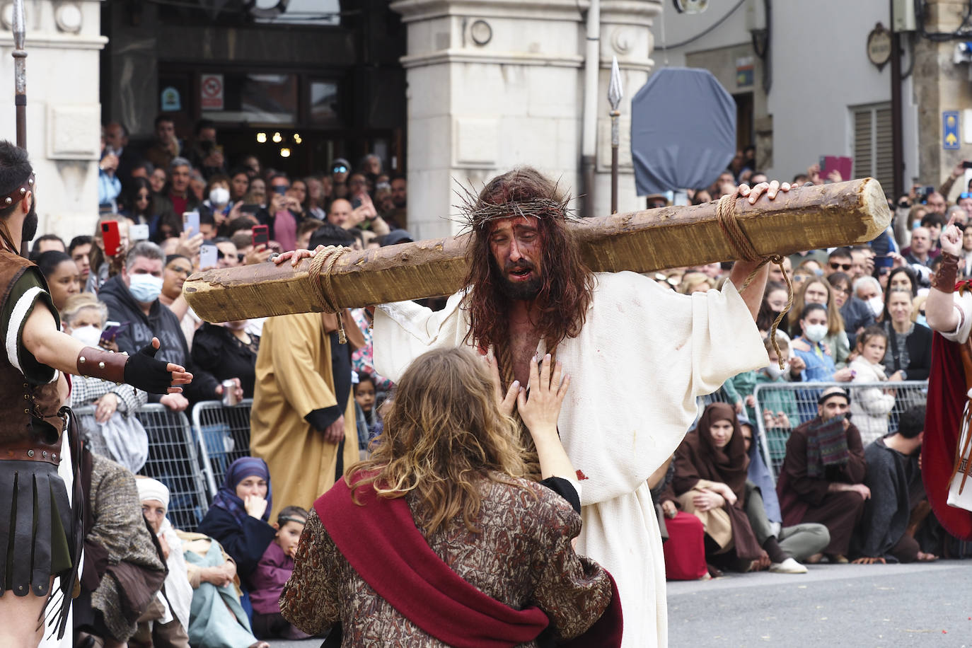 Alrededor de 700 vecinos recrean las últimas horas de Jesús de Nazaret en la fiesta más emblemática de la ciudad. Con renovada ilusión, después de dos años sin poder celebrarse, Castro Urdiales se convierte este Viernes Santo en el centro de la devoción de la Semana Santa en Cantabria.