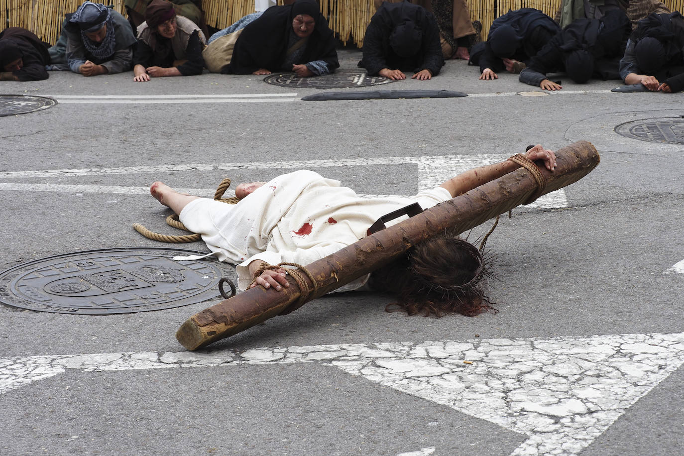 Alrededor de 700 vecinos recrean las últimas horas de Jesús de Nazaret en la fiesta más emblemática de la ciudad. Con renovada ilusión, después de dos años sin poder celebrarse, Castro Urdiales se convierte este Viernes Santo en el centro de la devoción de la Semana Santa en Cantabria.