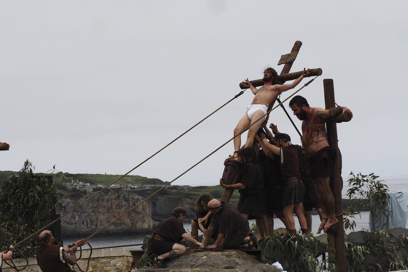 Alrededor de 700 vecinos recrean las últimas horas de Jesús de Nazaret en la fiesta más emblemática de la ciudad. Con renovada ilusión, después de dos años sin poder celebrarse, Castro Urdiales se convierte este Viernes Santo en el centro de la devoción de la Semana Santa en Cantabria.