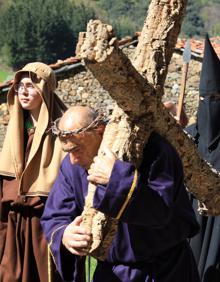 Imagen secundaria 2 - El valle de Bedoya volvió a celebrar el viacrucis