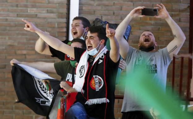 Los aficionados cántabros que se desplazaron hasta el pabellón de El Parque celebran el triunfo del Alega. 