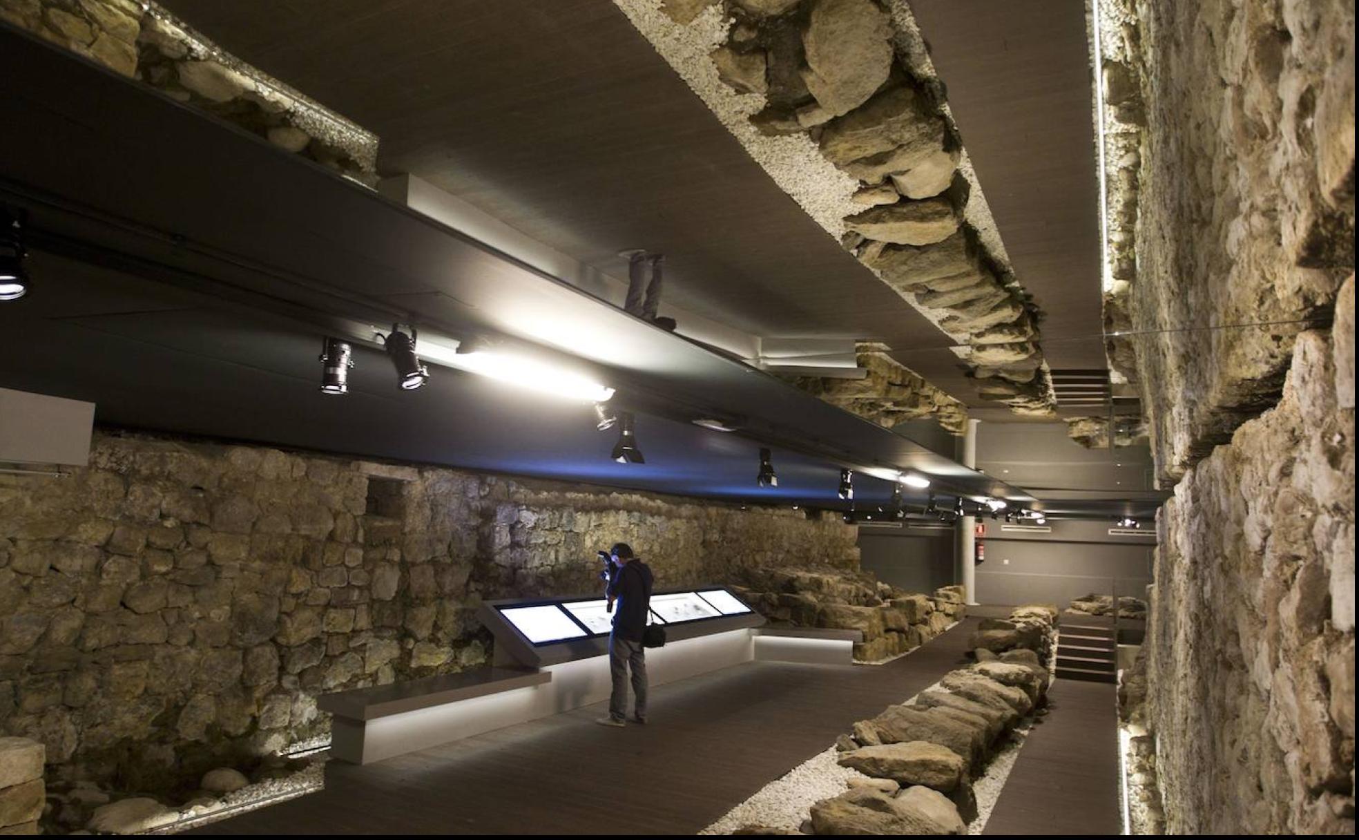 Con visita guiada. El segmento más largo de muralla medieval que se conserva en Santander está bajo la plaza Porticada y se localizó en 2006, cuando se rehabilitó y excavó la plaza. Tras el hallazgo, la zona se acondicionó para convertirla en un centro arqueológico donde también se conservan objetos de la época. Este espacio se visita junto a guías turísticos que explican la historia de la ciudad y cómo vivían sus habitantes en el siglo XIII. También cuenta con proyecciones para que los visitantes se sientan parte de la historia. j