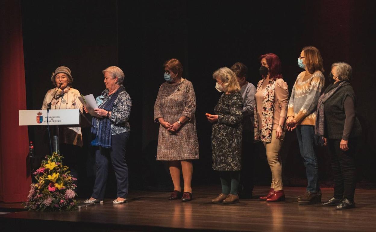 Representación de las mujeres que conforman la Asociación Cultural de mujeres de Amasol en la gala del pasado fin de semana en su honor 