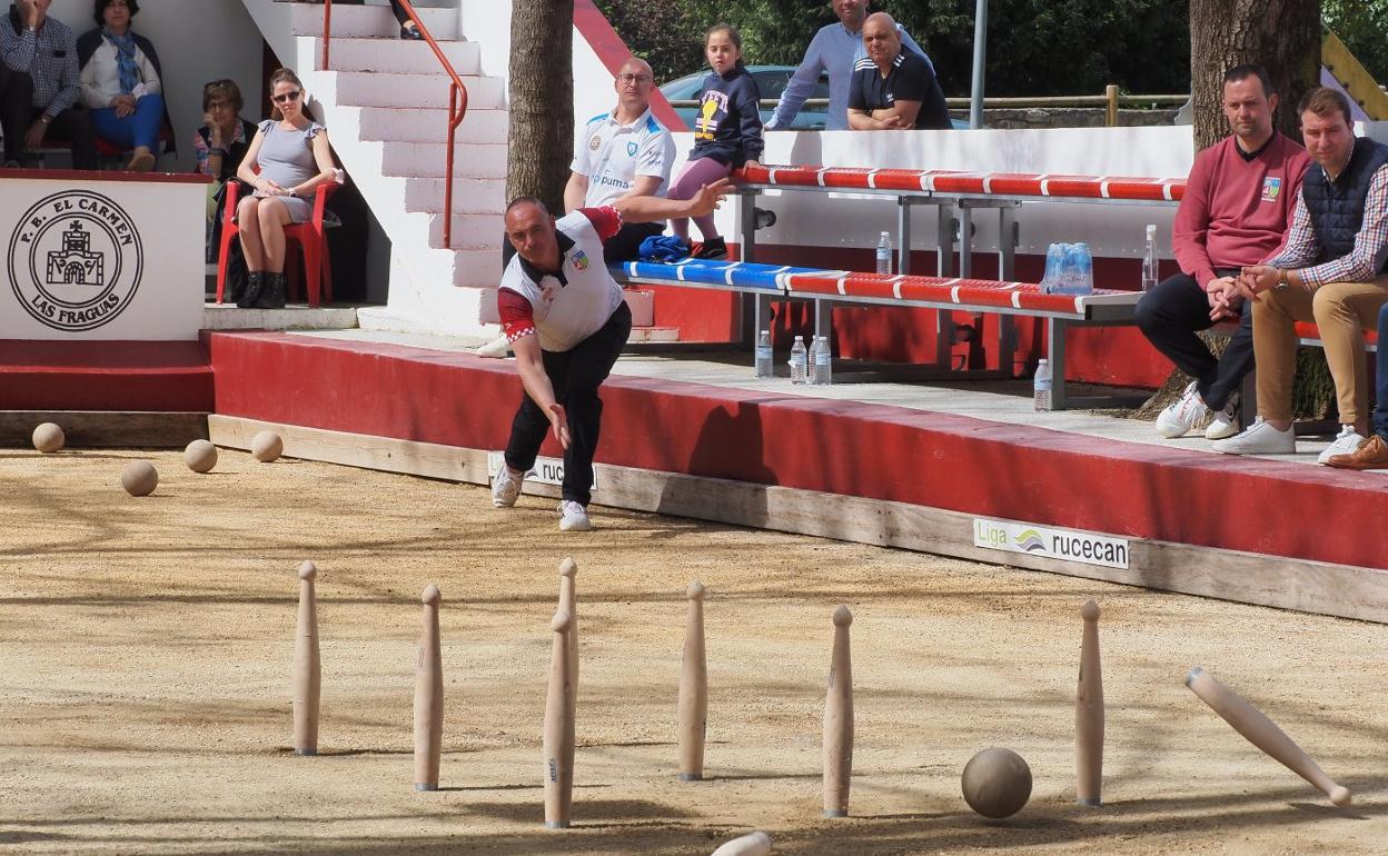Lolo Lavid, capitán de Andros, al birle durante el partido de los de Las Fraguas ayer ante Ribamontán