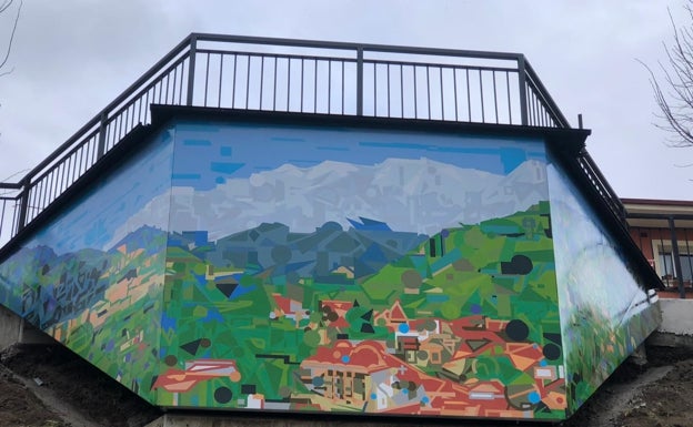 La obra instalada en el mirador de la villa lebaniega 