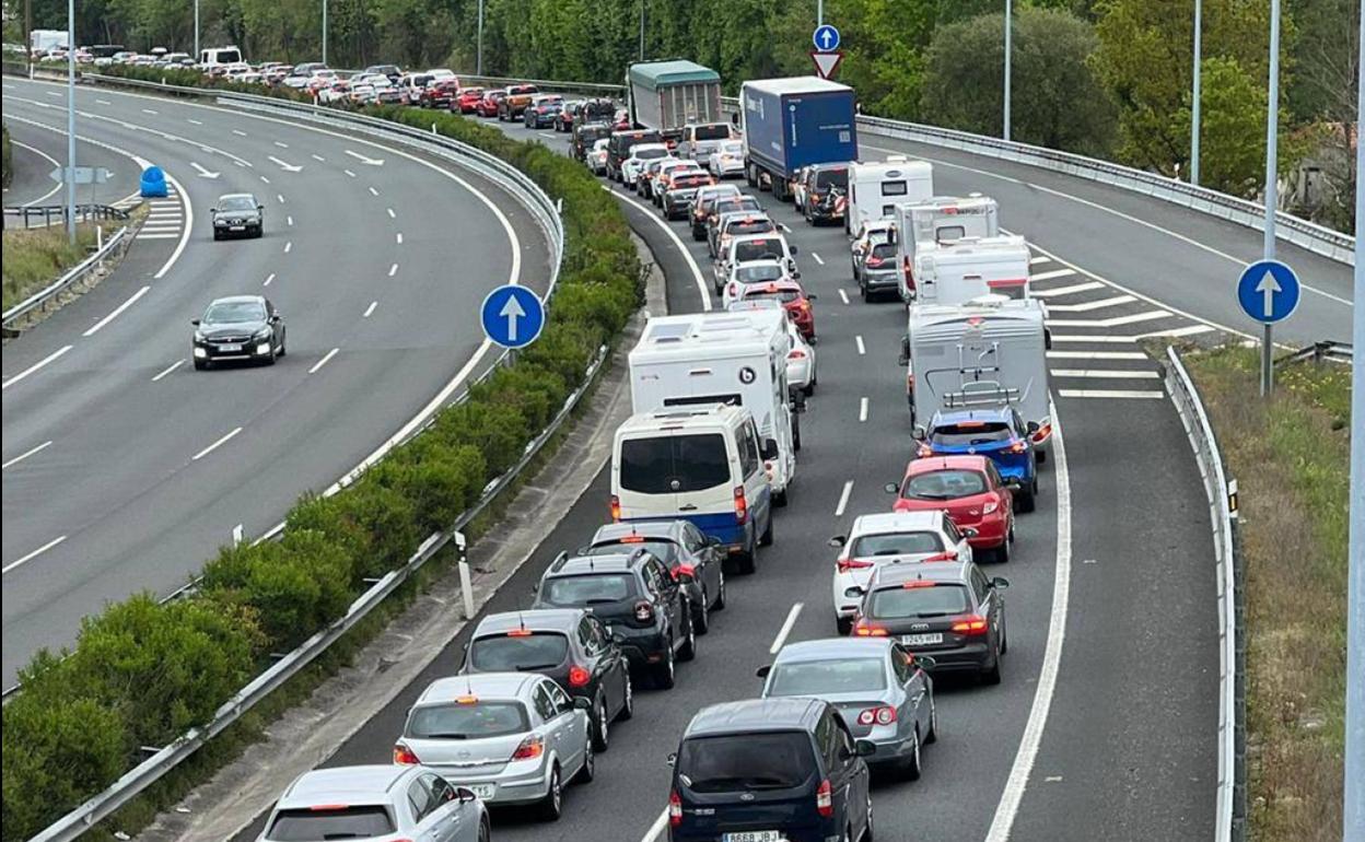 Imagen de los coches detenidos, en la A-8, entre Beranga y Colindres.