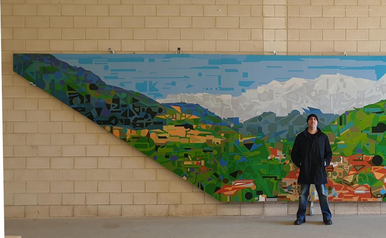 José Ramón Calleja con la obra que se ha instalado en Potes 
