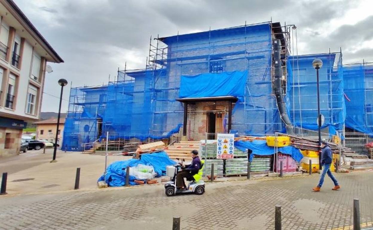 Obras en la Casa Consistorial de San Felices, que alberga en una de sus alas el consultorio médico.