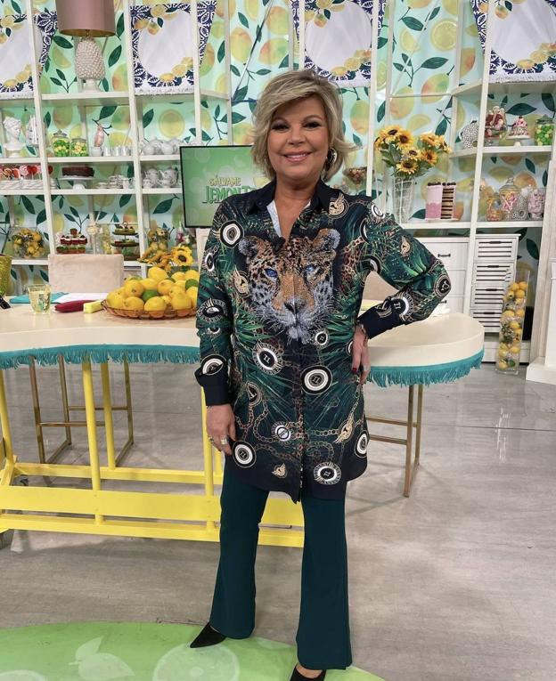 Terelu Campos con un look suyo en 'Sálvame'.