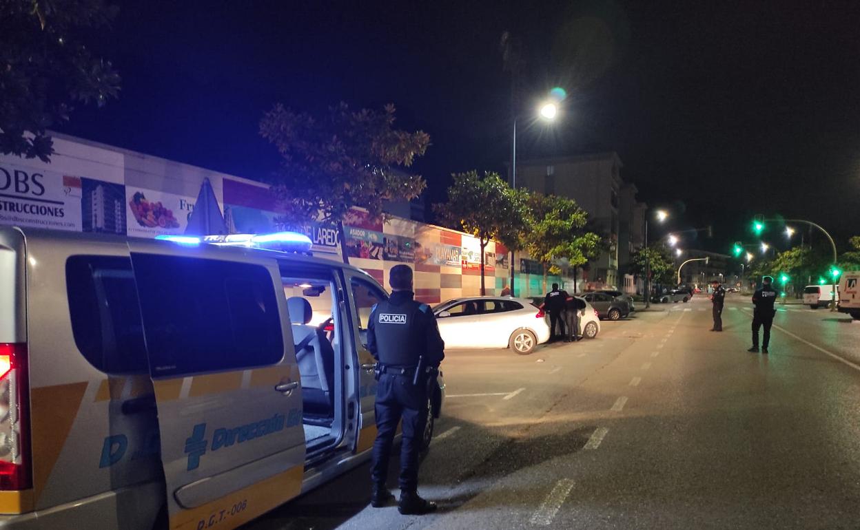 Control de la Policía Local en el exterior del campo de fútbol de San Lorenzo 