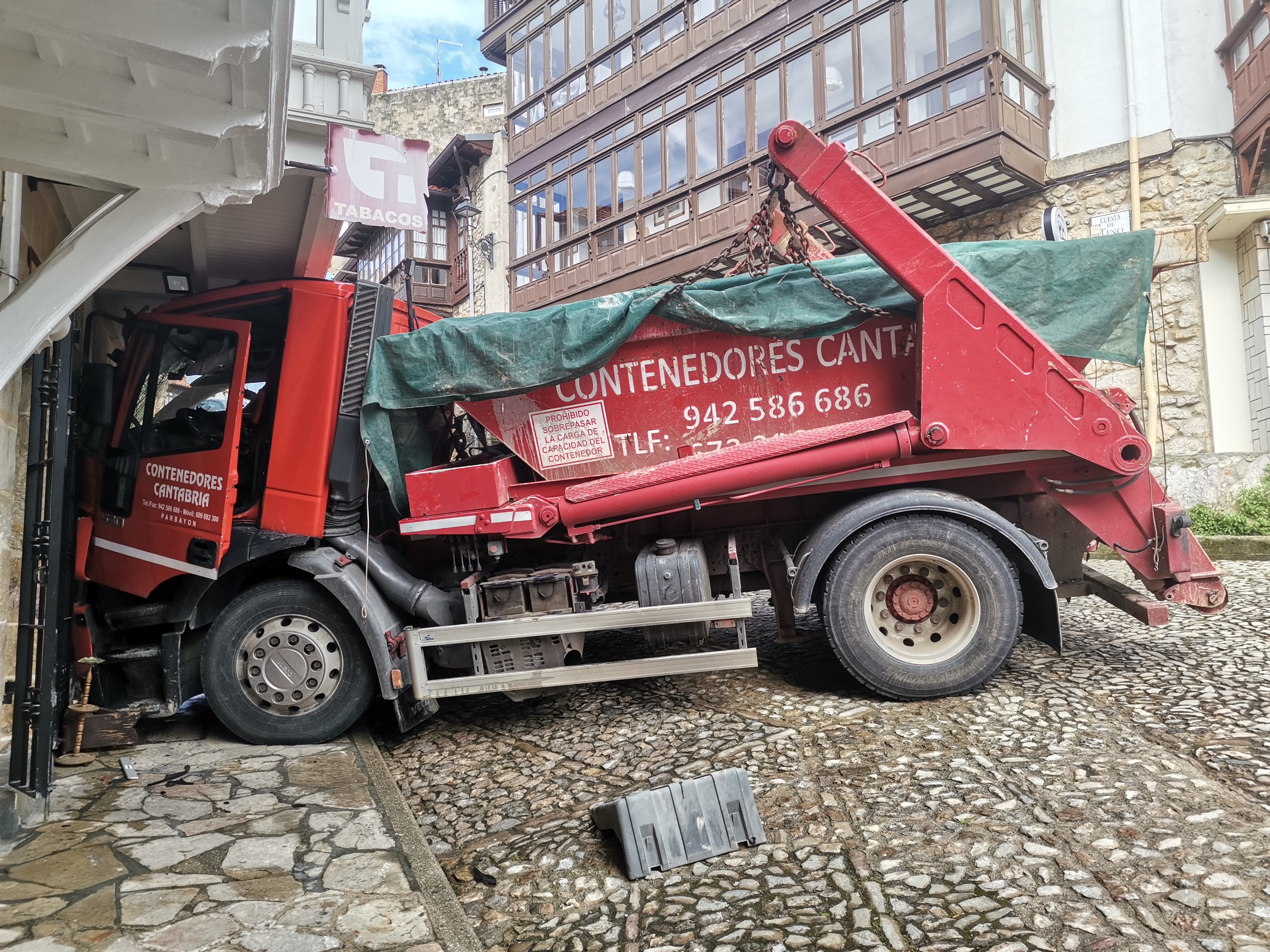 Fotos: Un camión se empotra contra el estanco de Comillas