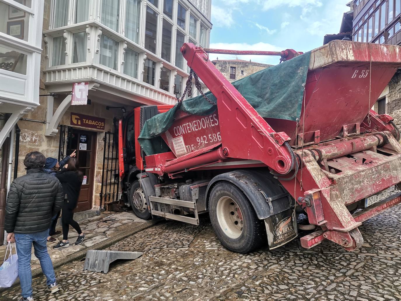 Fotos: Un camión se empotra contra el estanco de Comillas