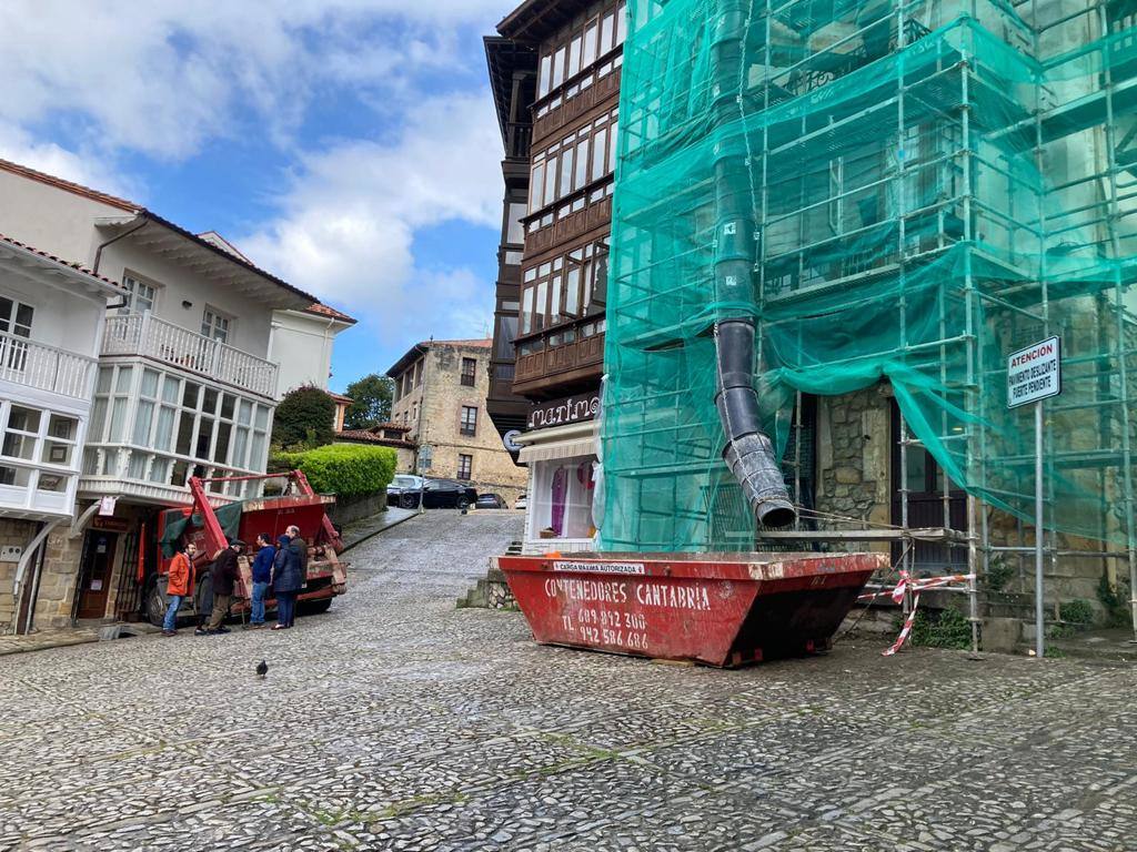 Fotos: Un camión se empotra contra el estanco de Comillas