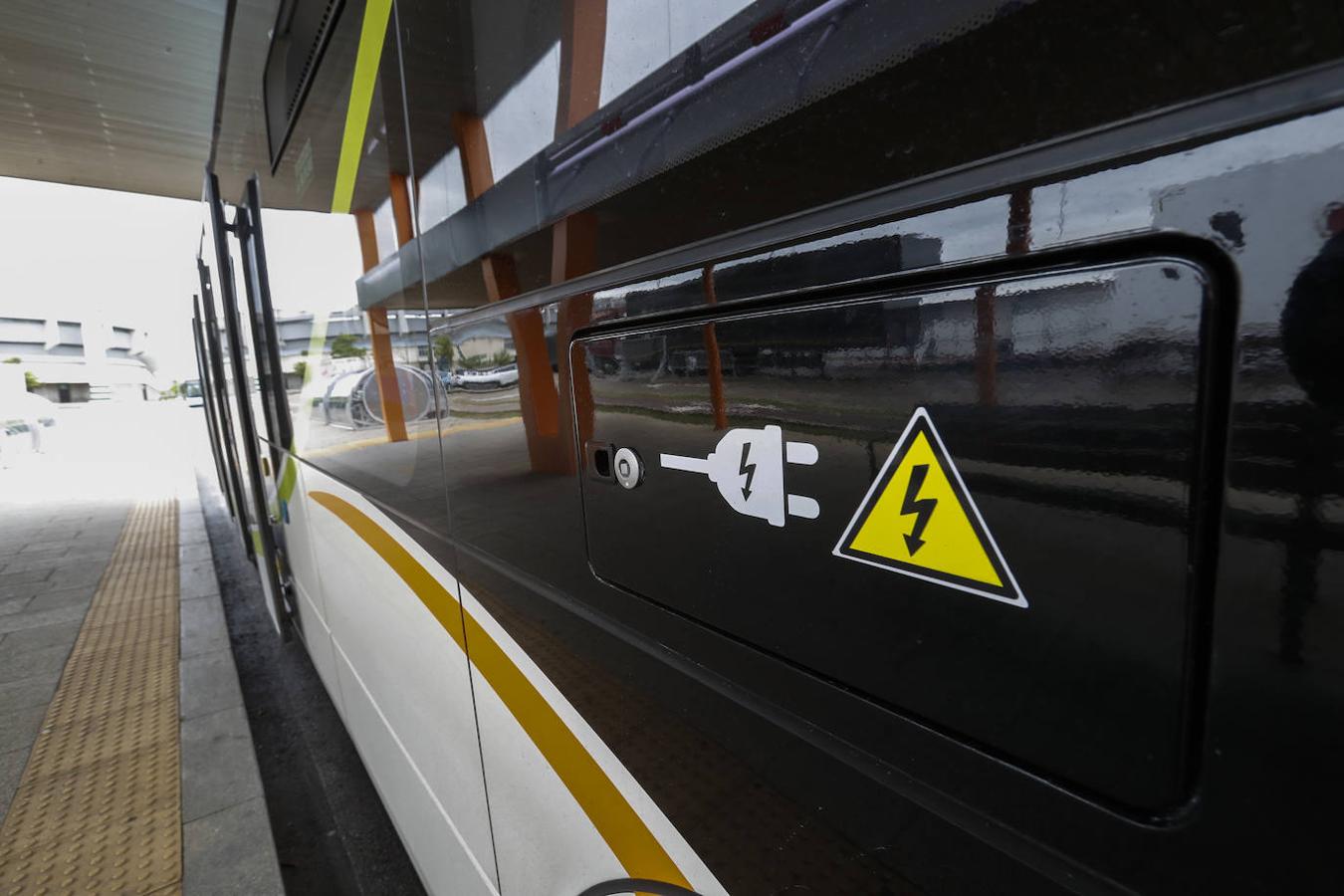 Los buses que no contaminan recorren la línea central de la ciudad.