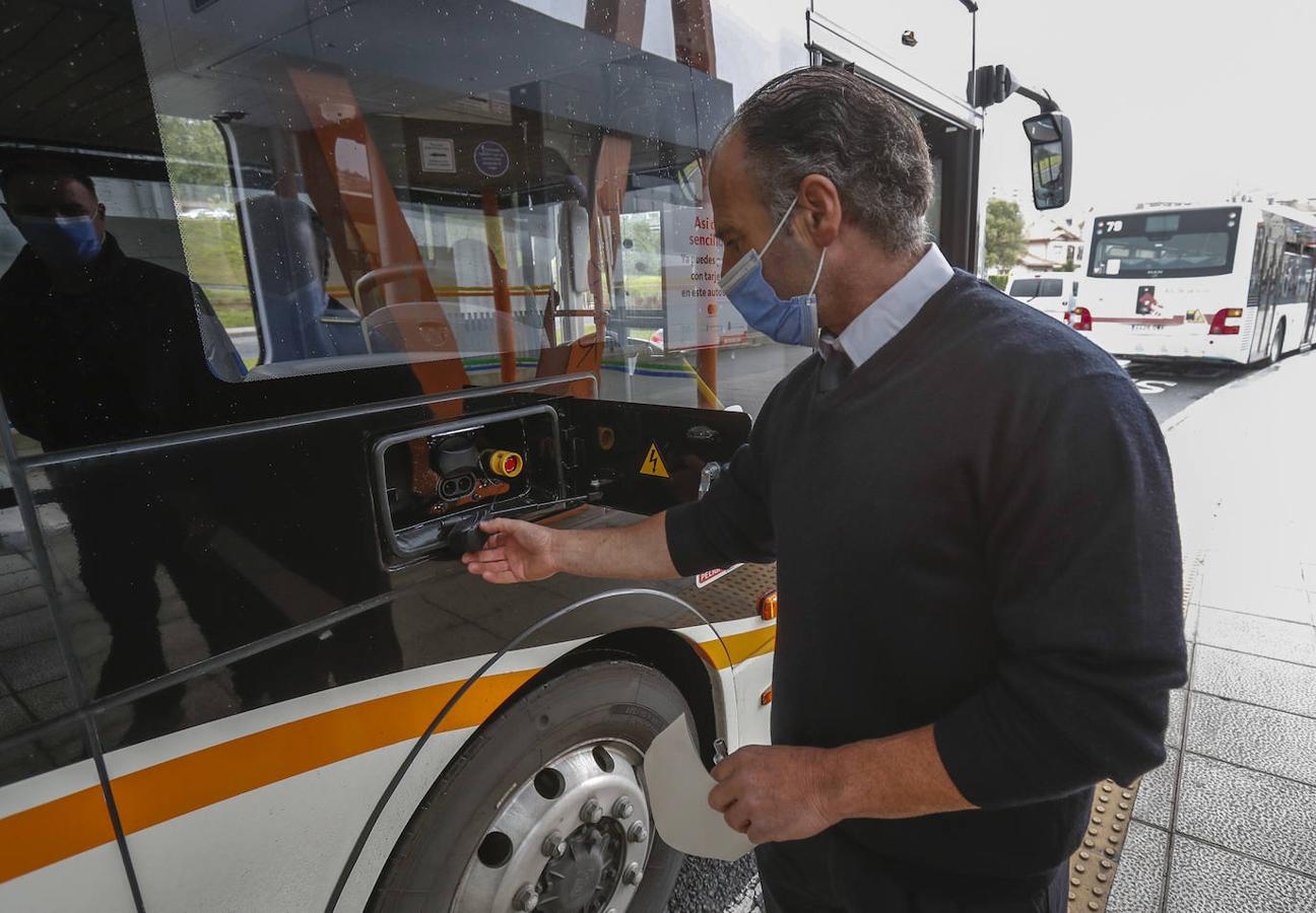 Los buses que no contaminan recorren la línea central de la ciudad.