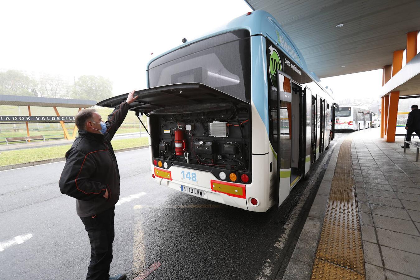 Los buses que no contaminan recorren la línea central de la ciudad.