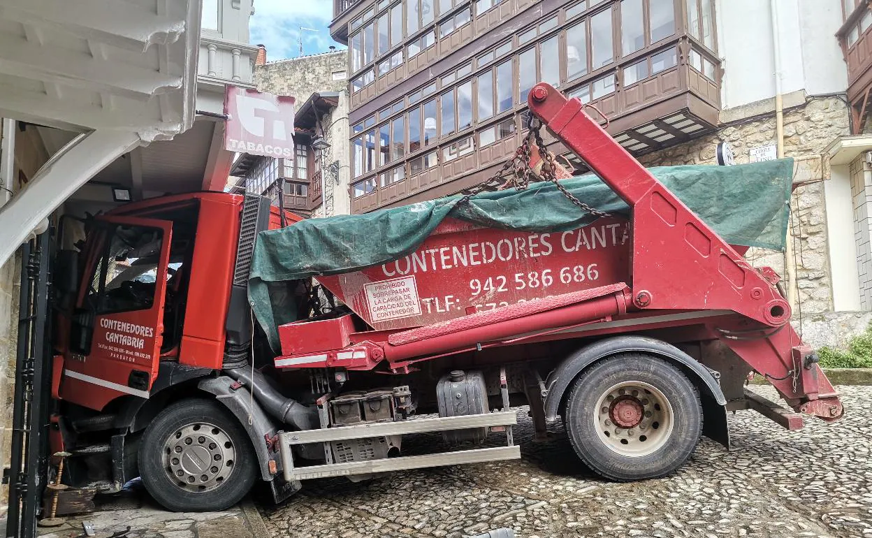 Un camión de diez mil kilos impacta contra el estanco de Comillas | El  Diario Montañés