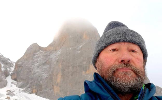 Tomás Fernández a los pies del Urriellu, cuyo refugio lleva guardando más de treinta años