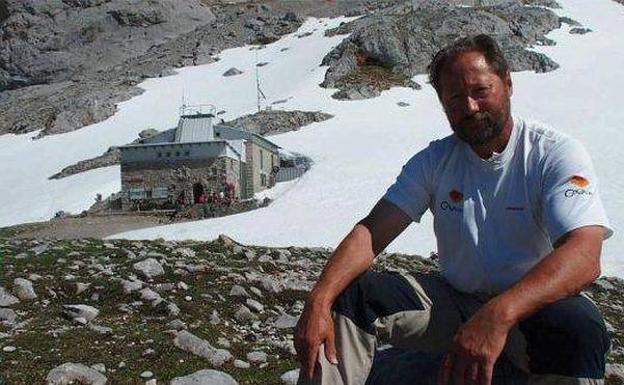 Tomás Fernández, más de tres décadas guardando el popular refugio del Urriellu