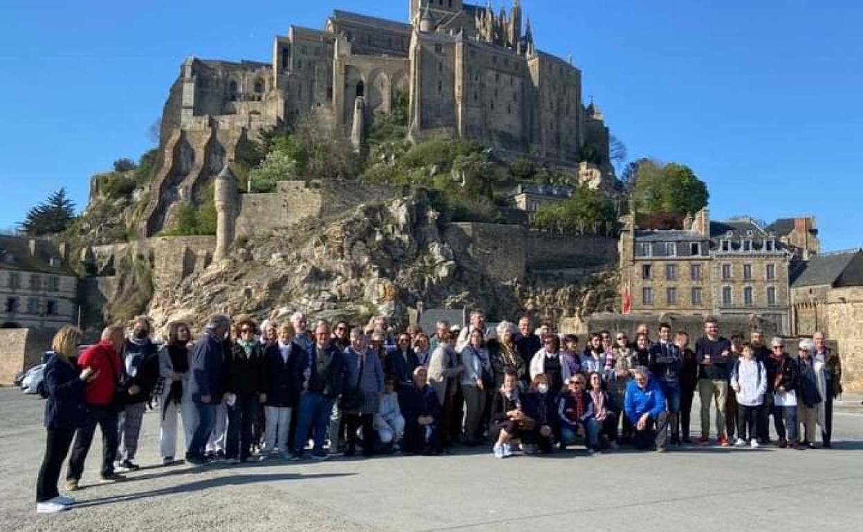 Participantes en el hermanamiento en Mont Saint Michel.