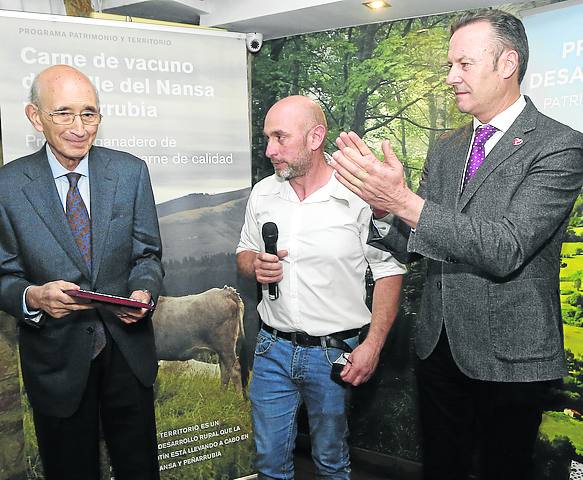 Imagen secundaria 1 - A la izquierda, José María Ballester (F. Botín), Manuel Herrero (Afteca) y el consejero Guillermo Blanco. En la foto de la derecha, Antonio Román, responsable de compras de carnes para Lupa, con la placa que le entregó Manuel Herrero.