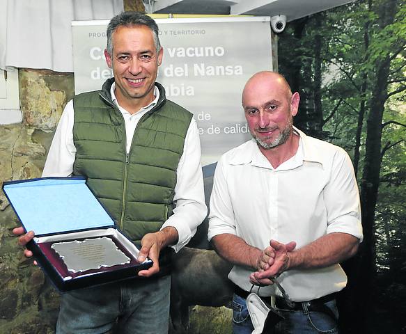 Imagen secundaria 2 - A la izquierda, José María Ballester (F. Botín), Manuel Herrero (Afteca) y el consejero Guillermo Blanco. En la foto de la derecha, Antonio Román, responsable de compras de carnes para Lupa, con la placa que le entregó Manuel Herrero.