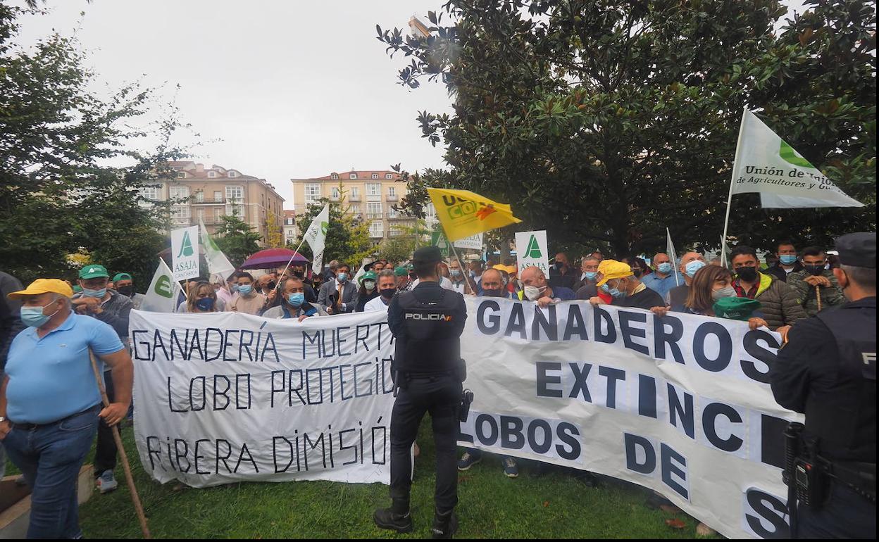 Una de las protestas de los ganaderos contra la prohibición de cazar el lobo 