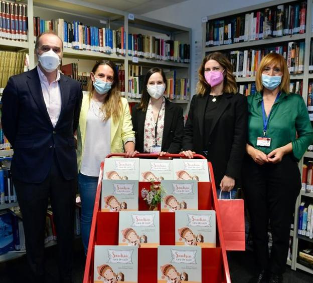 La autora, rodeada a la derecha de Carmen Guzmán, representante de la Biblioteca del Hospital San Carlos; y a su izquierda, Irene Ramos que es la Técnica de proyectos de Fundadeps, junto a ella María Victoria Martin Vicente, responsable de la gestión de proyectos, campañas y coordinación Internacional dentro del programa de voluntariado de la Fundación Telefónica y cierra el grupo Carlos Palacios, Responsable Global del programa voluntarios de Telefónica.