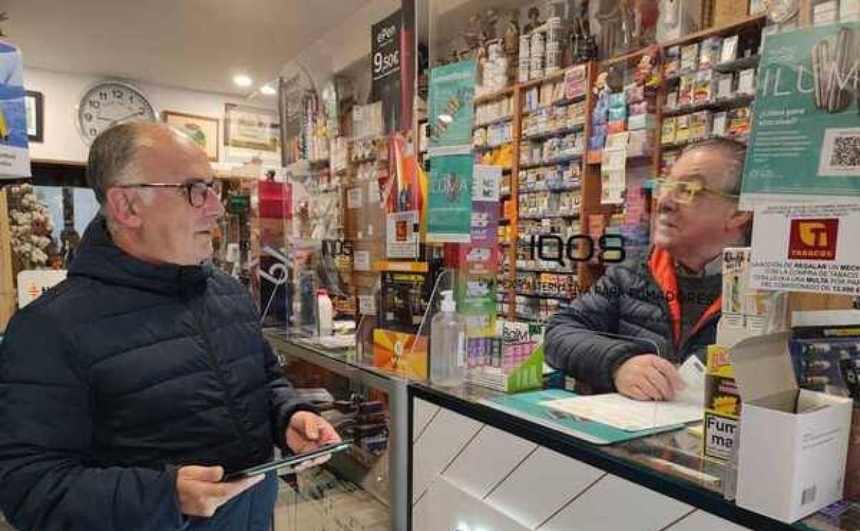 José Manuel, de la expendeduría 22, en la calle Marcelino Sanz de Sautuola, atiende sin mascarilla.