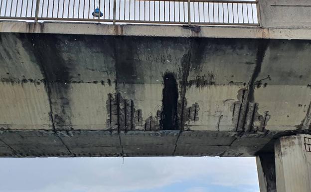 Imagen principal - Obras Públicas reparará el deterioro del puente que comunica Somo y Pedreña