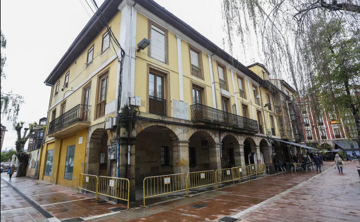 El inmueble, que es propiedad municipal en su mayor parte, está vallado para seguridad de los peatones.