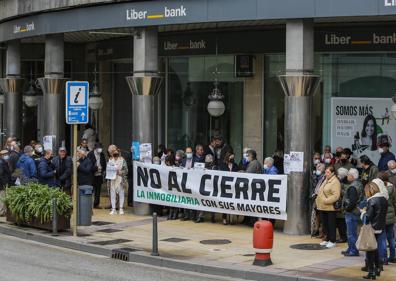 Imagen secundaria 1 - La Inmobiliaria protesta contra el cierre de la oficina de Unicaja