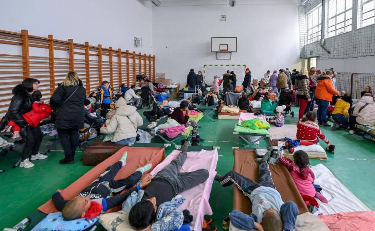 Refugiados ucranianos descansan en una escuela primaria local en Hungría.