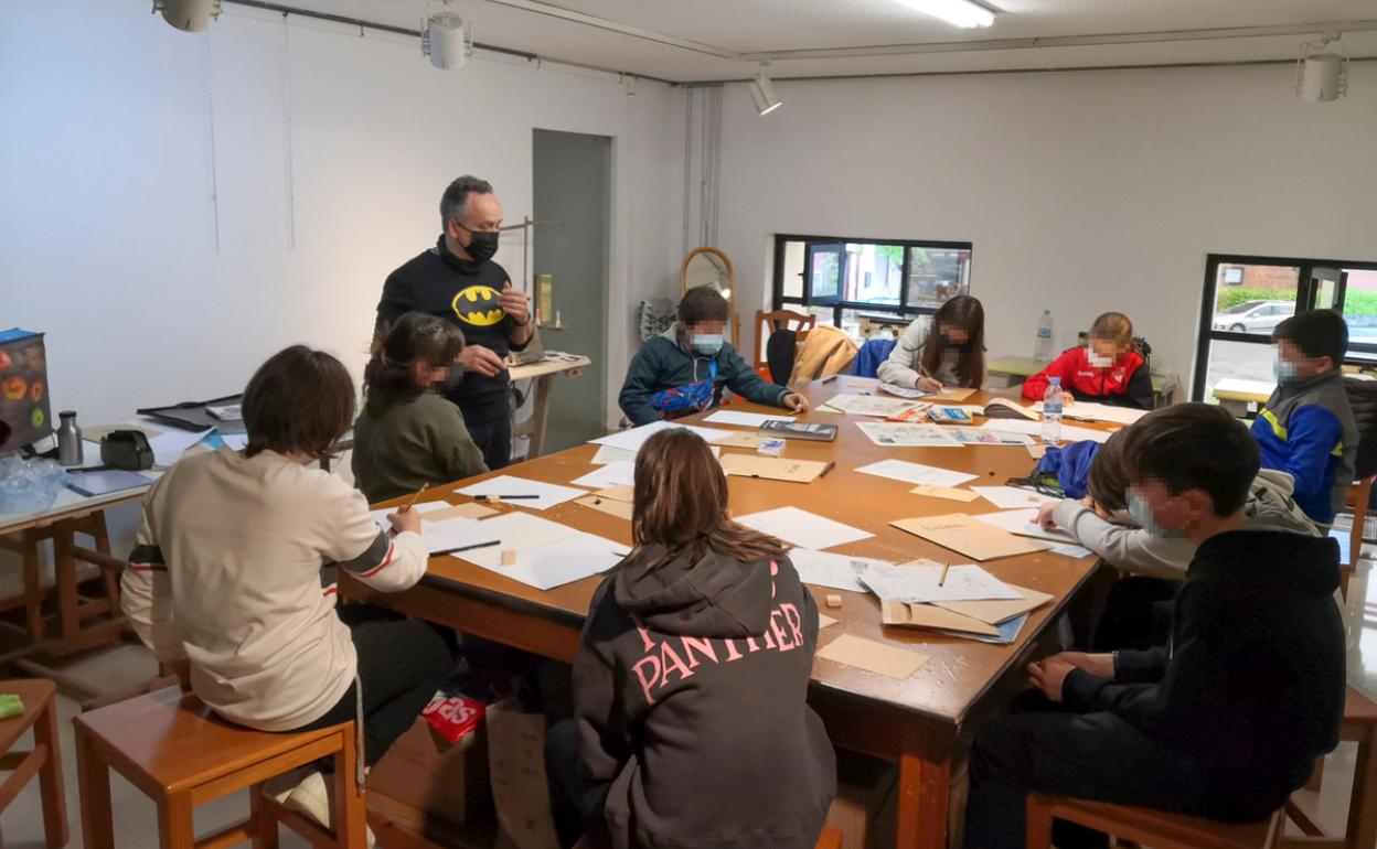 Los alumnos durante una de las charlas del taller impartido por Gorka Sampedro 