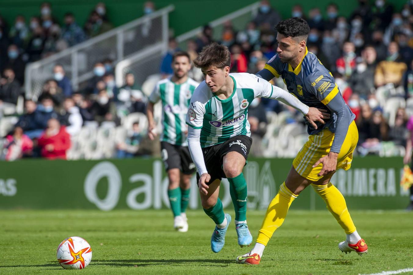 El gran valor de la cantera, Pablo Torre, eclosionó definitivamente. Su concurso ha sido vital para el ascenso, convertido en jugador franquicia del equipo. A final de temporada dejará el Racing para incorporarse al Barça, que pagará como mínimo cinco millones de euros a los verdiblancos.