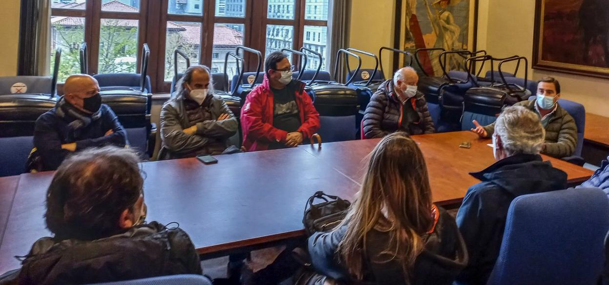 Garzón, junto a Indalecio Sobrino, durante la reunión con las peñas. 