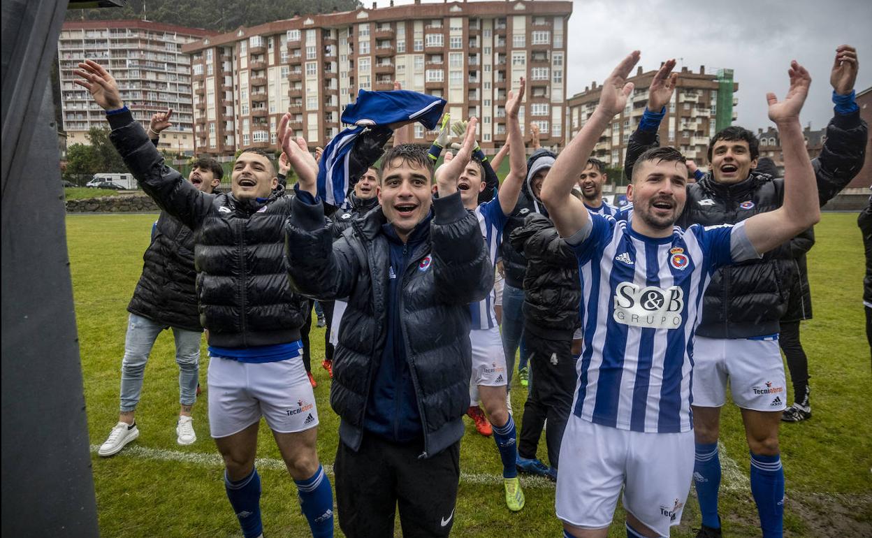 Los jugadores celebran el ascenso.