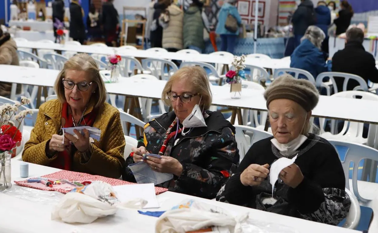 Tres participantes cosen sus creaciones, este sábado, en el encuentro celebrado en San Vicente.